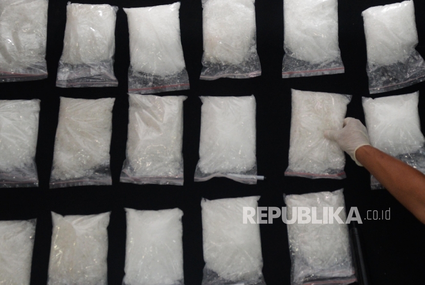 Petugas Direktorat Tindak Pidana Narkoba Bareskrim Polri menunjukan barang bukti sindikat narkotika jenis sabu Internasional dengan tersangka warga negara Taiwan dan Nigeria di Jakarta, Senin (18/4). (Republika/Yasin Habibi)