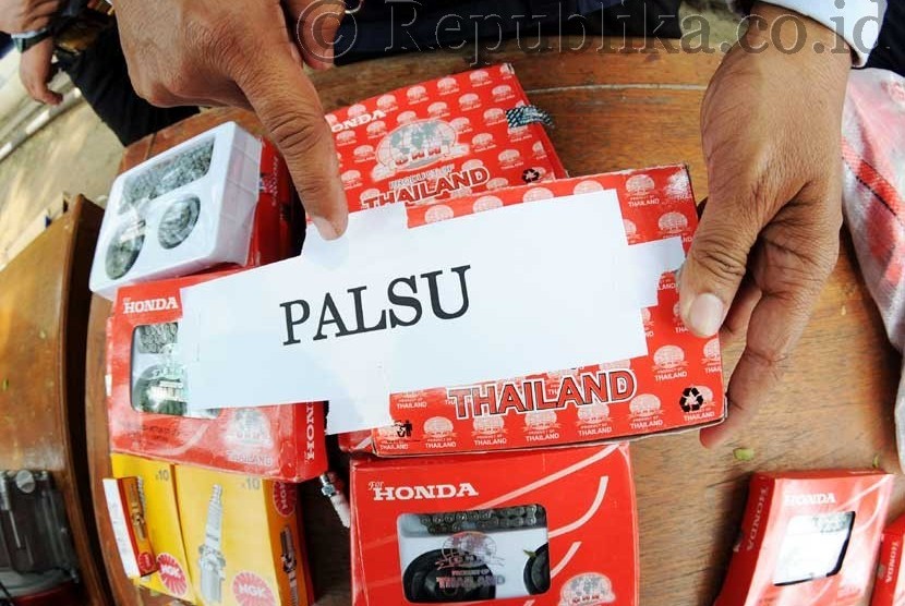 Petugas Dirjen Hak Kekayaan Intelektual (Haki) menunjukkan sejumlah barang bajakan di Tangerang, Banten, Rabu (25/4). (Aditya Pradana Putra/Republika)