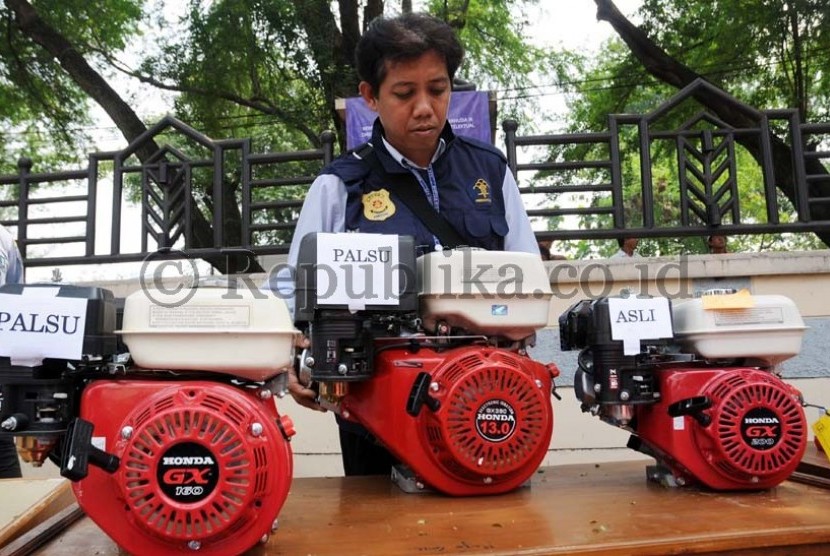 Petugas Dirjen Hak Kekayaan Intelektual (Haki) menunjukkan sejumlah barang bajakan di Tangerang, Banten, Rabu (25/4).  (Aditya Pradana Putra/Republika)