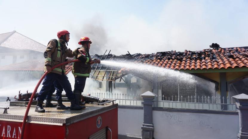 Petugas Disdamkar Kabupaten Garut, berjibaku memadamkan api yang membakar ruang logistik RSUD dr Slamet Garut, Jalan RSU, Kecamatan Tarogong Kidul, Kabupaten Garut.