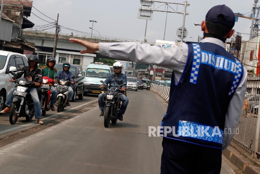 Petugas Dishub DKI Jakarta melakukan sterilisasi jalur TransJakarta koridor V di kawasan Kampung Melayu-Matraman, Jakarta Timur, Senin (13/6). (Republika/Raisan Al Farisi)