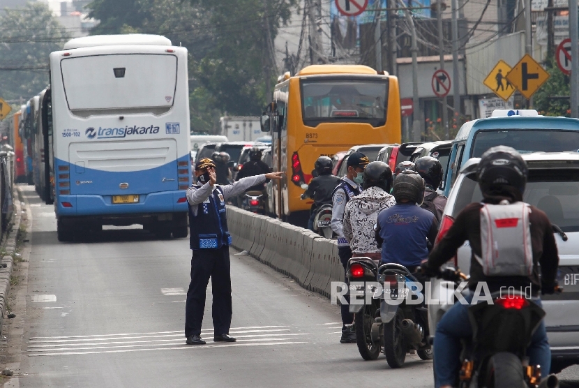 Petugas Dishub DKI Jakarta melakukan sterilisasi jalur TransJakarta koridor V di kawasan Kampung Melayu-Matraman, Jakarta Timur, Senin (13/6).
