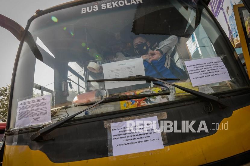 Petugas Dishub Kabupaten Lebak memasang jadwal keberangkatan bus di Terminal Mandala, Kecamatan Rangkasbitung, Kabupaten Lebak, Provinsi Banten, Jumat (7/5/2021). 
