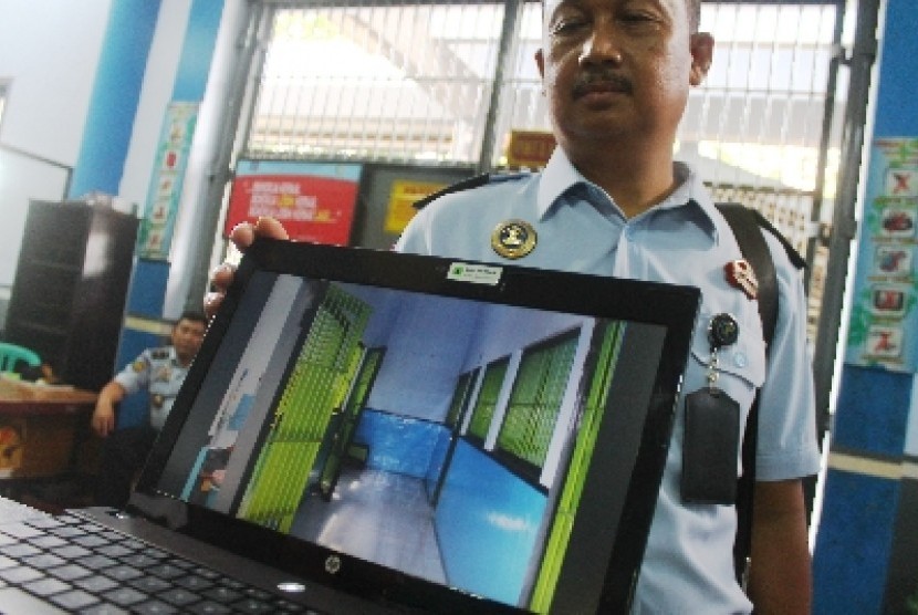 Petugas Ditjen Pemasyarakatan Kementrian Hukum dan HAM menunjukkan foto ruangan tempat penyanderaan tiga WNI penanggung pajak di Lapas Kelas I Porong, Sidoarjo, Jawa Timur.