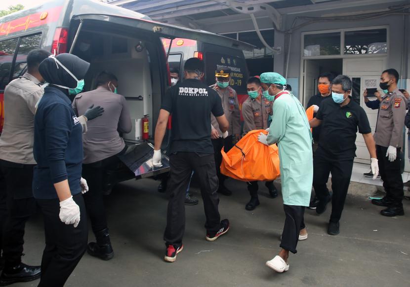Polisi memasukan kantong jenazah korban kebakaran saat akan dibawa ke RS Kramat Jati di RSUD Kabupaten Tangerang, Tangerang, Banten, Rabu (8/9/2021). 