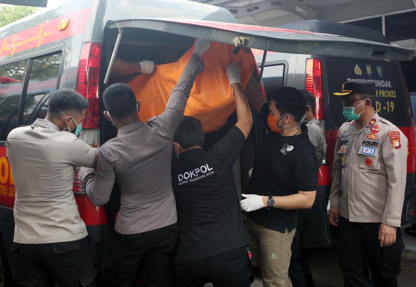 Petugas RS Polri Kramat Jati memasukkan kantong jenazah korban kebakaran di RSUD Tangerang pada Rabu (8/9), untuk dibawa ke RS Kramat Jati, Jakrta Timur.