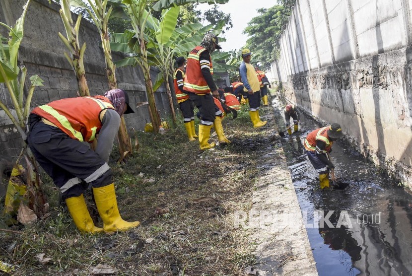 (ILUSTRASI) Petugas membersihkan sampah di saluran air wilayah Kota Bandung.
