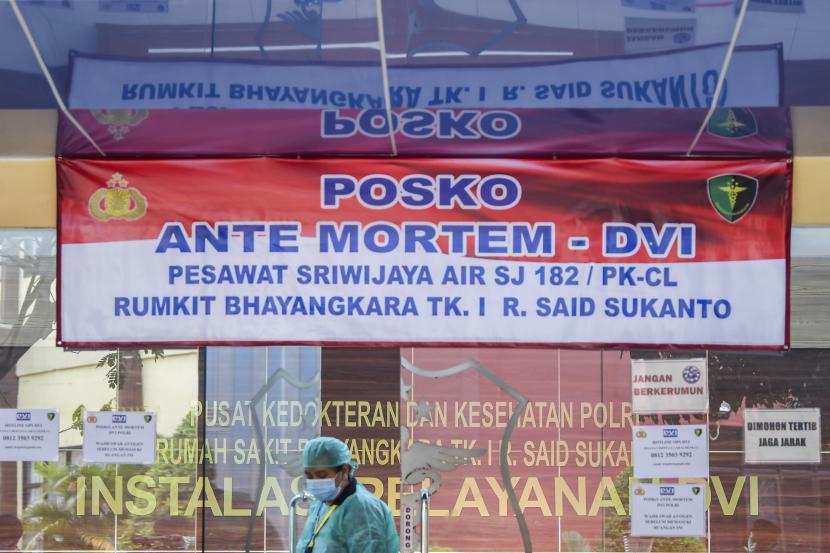 Petugas DVI Polri bersiap melakukan pendataan ante mortem keluarga penumpang dan kru pesawat Sriwijaya Air SJ 182 guna keperluan identifikasi di RS Polri, Jakarta.