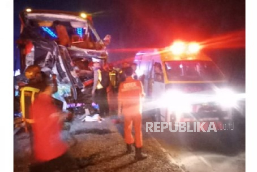 Petugas evakuasi bus tabrak bagian belakang truk di KM 80 Tol Cipularang, Kamis (26/12/2024).