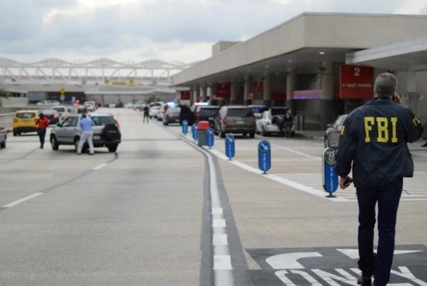 Petugas FBI di luar terminal setelah penembakan di lokasi pengambilan bagasi Bandara Internasional Fort Lauderdale-Hollywood di Florida, 6 Januari 2017.