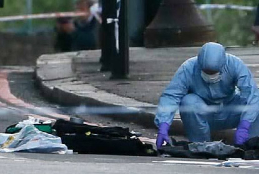Petugas forensik dari kepolisian sedang melakukan pengamatan di lokasi tempat seorang pria dibunuh di Woolwich, London Tenggara. 
