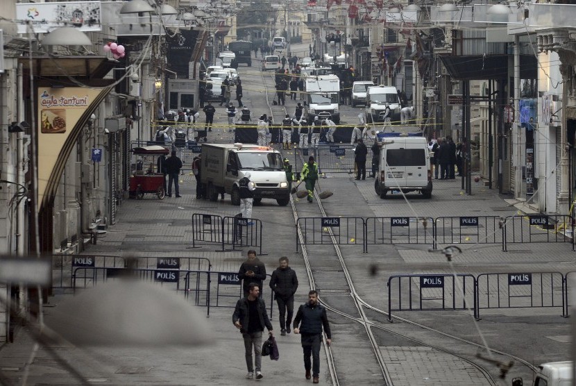 Petugas forensik kepolisian Turki melakukan inspeksi di kawasan pusat perbelanjaan dan keramaian di tengah kota Istanbul tempat bom bunuh diri sebelumnya meledak, Sabtu (19/3).