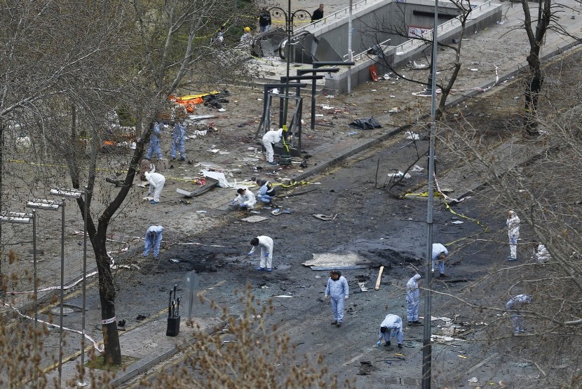 Petugas forensik melakukan olah lokasi ledakan bom bunuh diri di Ankara, Turki, Senin (14/3). 