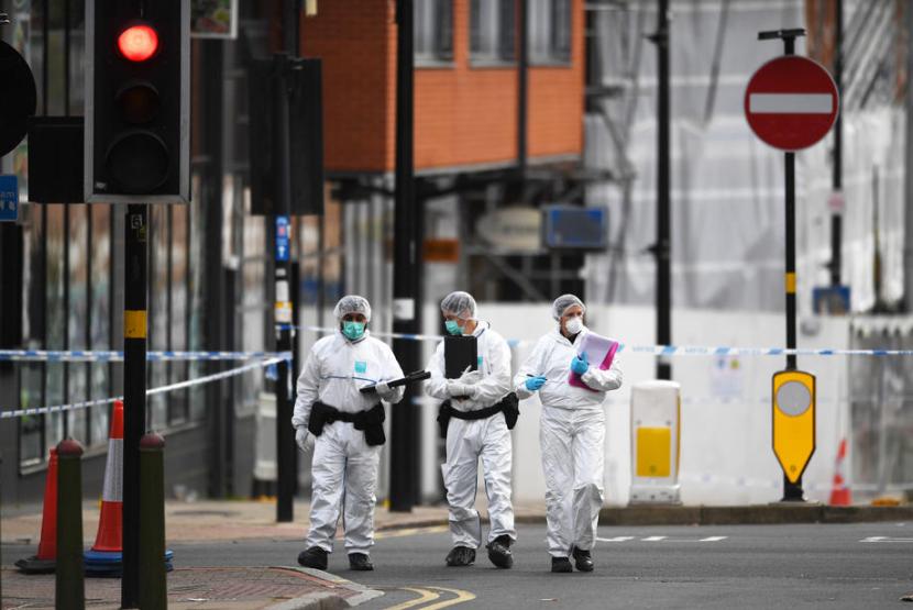 Petugas forensik memeriksa lokasi penusukan di Birmingham, Inggris