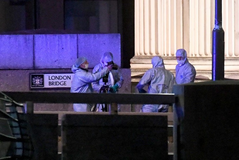 Petugas forensik memeriksa lokasi terjadinya penikaman di London Bridge, Jumat (29/11). Serangan mengakibatkan dua orang meninggal dan tiga lainnya terluka.