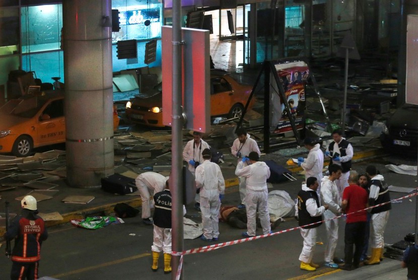 Petugas forensik menyisir lokasi bekas ledakan bom di Bandara Ataturk, Rabu (29/6).