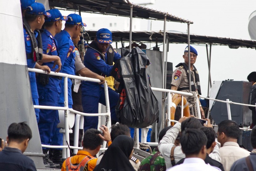 Petugas gabungan Basarnas dan Polri mengevakuasi jenazah awak pesawat Lion Air JT 610 di posko Basarnas, Terminal JICT 2, Pelabuhan Tanjung Priok, Jakarta, Selasa (30/10/2018). 