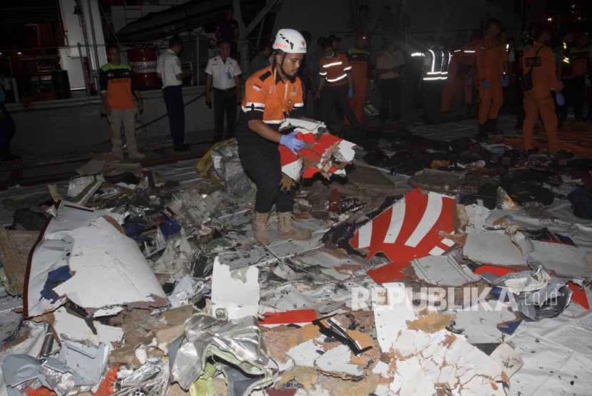 Petugas gabungan Basarnas, PMI, dan Polri mengevakuasi puing pesawat Lion Air JT 610 pascakecelakaan, di Pelabuhan Tanjung Priok, Jakarta, Senin (29/10/2018).