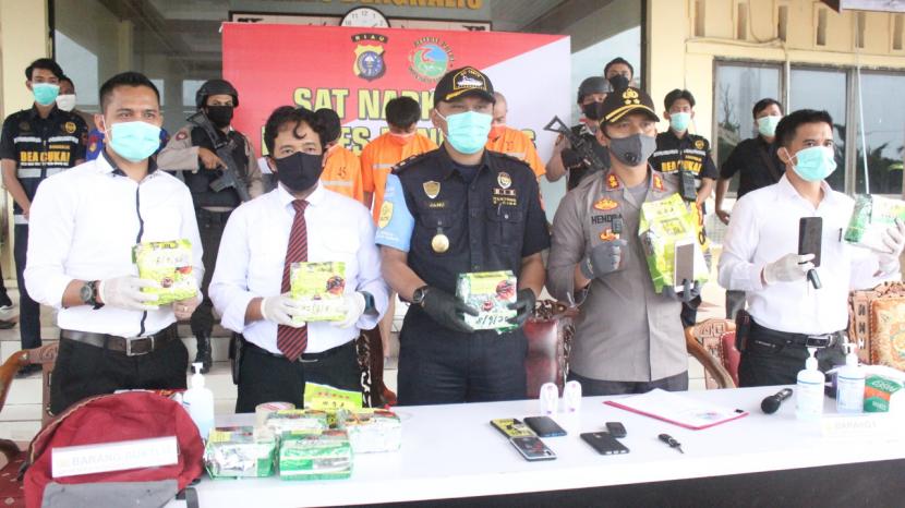 Petugas gabungan Bea Cukai dan Kepolisian Resort Bengkalis berhasil gagalkan penyelundupan narkotika yang dibawa dari Malaysia pada Jumat (18/09). Dari penindakan tersebut, petugas telah mengamankan 10 bungkus narkotika jenis sabu seberat 10 Kg.