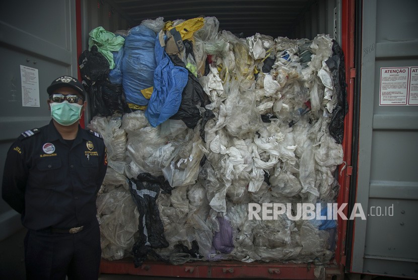 Petugas gabungan Bea dan Cukai, Kementerian Lingkungan Hidup, Kementerian Perdagangan dan Polri mengecek sampah plastik yang mengandung limbah berbahaya dan beracun (B3) sebelum diangkat ke atas kapal untuk di re-ekspor ke negara asal di Pelabuhan Batu Ampar, Batam, Kepulauan Riau, Senin (29/7/2019).