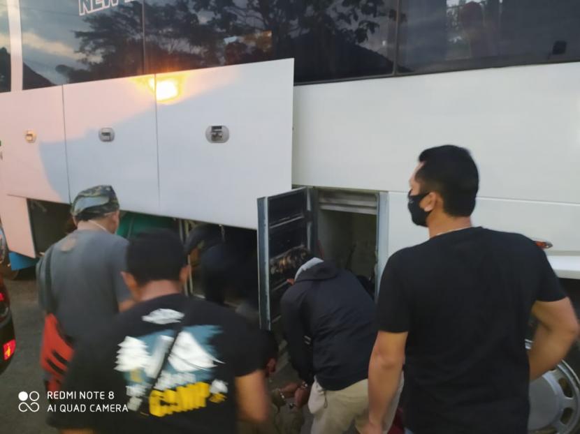 Petugas gabungan BNN dan Polres Tasikmalaya membongkar bagian bawah mobil Bus Pelangi yang membawa sabu seberat 13 kg di Rajapolah, Tasikmalaya.
