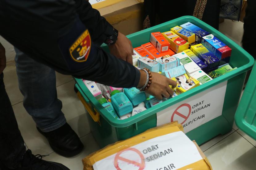Petugas gabungan dari Dinas Kesehatan, Dinas Perindustrian dan Perdagangan Aceh Barat serta personel kepolisian Polres Aceh Barat melakukan inspeksi mendadak (sidak) apotek di Meulaboh, Aceh Barat, Aceh, Sabtu (22/10/2022). Sidak tersebut dilakukan untuk menindaklanjuti rilis BPOM terkait obat-obatan dalam bentuk cair/sirup yang mengandung Etilen Glikol dan Dietilen Glukol berbahaya yang berdampak terhadap penyakit gangguan gagal ginjal akut progresif atipikal pada anak. 