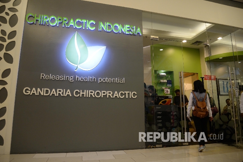 Petugas gabungan dari Imigrasi, dan Dinas Kesehatan Jakarta Selatan melakukan razia praktek tenaga medis asing di Klinik Chiropractic Indonesia di Gandaria City, Jakarta Selatan. (Republika/ Yasin Habibi)