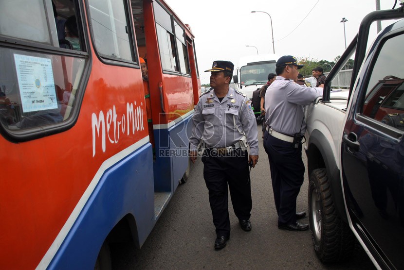  Petugas gabungan dari Kepolisian dan Dinas Perhubungan DKI Jakarta melakukan razia kendaraan umum di Jembatan Layang Klender, Jakarta Timur, Selasa (12/11). (Republika/Yasin Habibi)