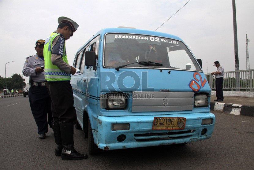  Petugas gabungan dari Kepolisian dan Dinas Perhubungan DKI Jakarta melakukan razia kendaraan umum. ilustrasi (Republika/Yasin Habibi)