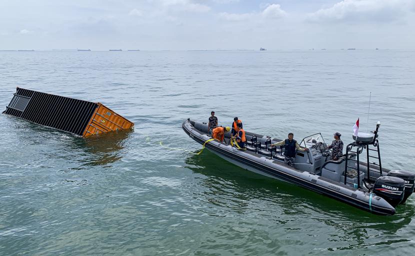 Direktorat Kepolisian Perairan dan Udara Kepolisian Daerah Kepulauan Riau menangkap tujuh orang perompak muatan tongkang di perairan Batu Ampar, Batam.