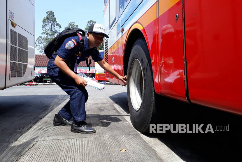 Petugas Dinas Perhubungan Kota Tangerang melakukan uji kelayakan bus. (ilustrasi)