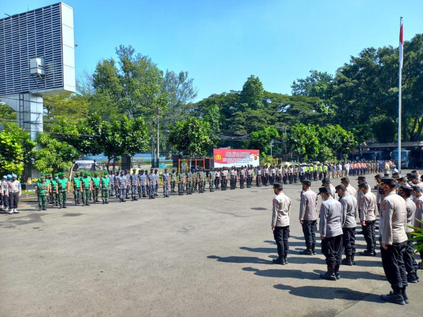 Petugas gabungan dari Polri, TNI, dan Dishub melaksanakan apel jelang pengamanan arus mudik, Sabtu (23/4/2022).