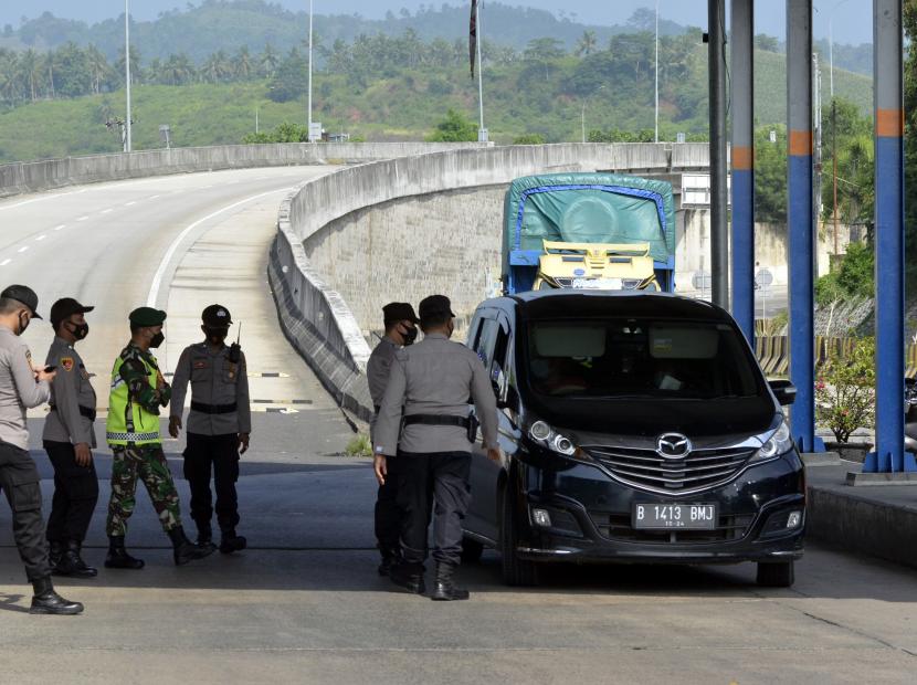 Petugas gabungan dari Polri, TNI, Dishub dan Sat Pol PP memberhentikan dan memeriksa kendaraan yang akan melakukan perjalanan menggunakan kapal ferry di Pelabuhan Bakauheni Lampung Selatan, Lampung.