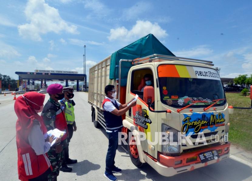 Petugas gabungan memberhentikan sejumlah truk yang melintas di gerbang tol Kota Baru, Lampung Selatan, Lampung (ilustrasi). Petugas gabungan tersebut memberikan sosiaslisasi dan peringatan kepada pengendara yang dinggap overdimensi dan overloading (ODOL) agar tidak masuk ke dalam Tol karena bisa membahayakan pengguna jalan tol lainnya.