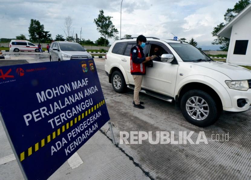 Petugas gabungan dari PT Hutama Karya, Kepolisian dan TNI melakukan menggelar Operasi Mengantuk (microsleep) dan Kelayakan Kendaraan di KM 172 ruas tol Terbanggi Besar Pematang Panggang, Kayu Agung (Terpeka) Kabupaten Tulangbawang, Lampung, Sabtu (23/9/2021). Petugas gabungan melakukan operasi tersebut untuk menghimbau para pengemudi yang melintas di jalur tol untuk beristirahat di rest area ketika sudah mengantuk saat berkendara di ruas tol guna menekan angka kecelakaan di Jalan Tol Trans Sumatera (JTTS) Lampung. 