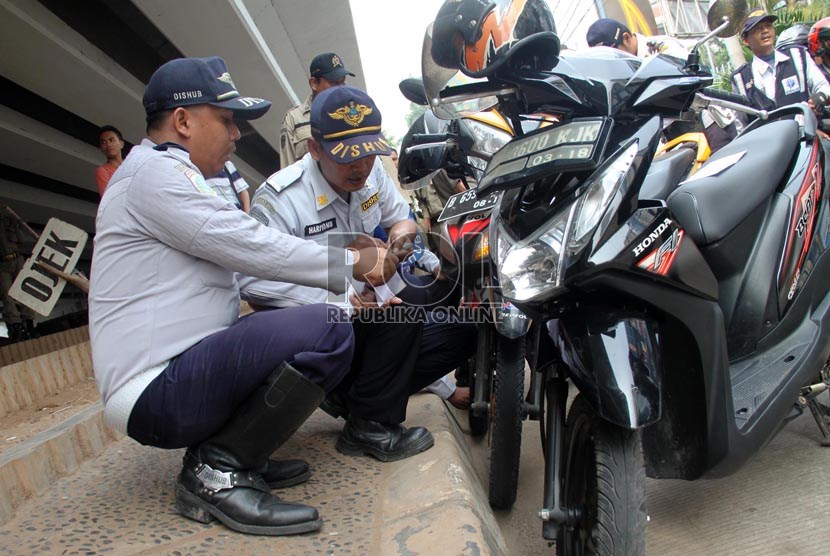  Petugas gabungan dari Suku Dinas Perhubungan dan Satlantas Jakarta Pusat melakukan penertiban parkir kendaraan liar di badan jalan dan trotoar di bawah jalan layang Roxy, Jakarta (ilustrasi)