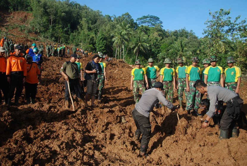 Petugas gabungan dari TNI, BASARNAS, Polri dan relawan melanjutkan pencarian korban longsor di Dusun Caok, Loano, Purworejo, Jawa Tengah, Selasa (21/6). 