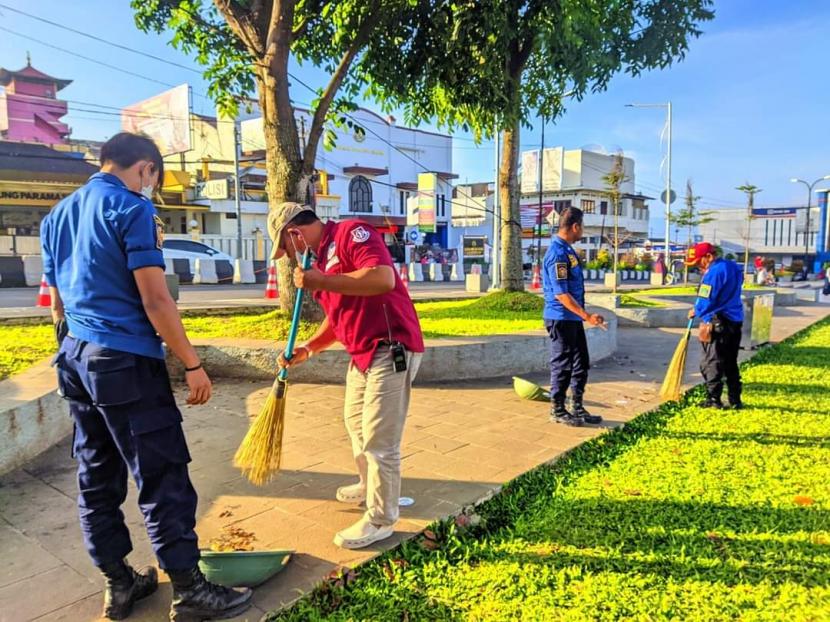 Petugas gabungan di Kota Sukabumi diterjunkan untuk melakukan aksi bersih-bersih di Alun-Alun Kota Sukabumi, Sabtu (7/5/2022). Hasilnya masih banyak pengunjung yang membuang sampah secara sembarangan di fasilitas publik tersebut.