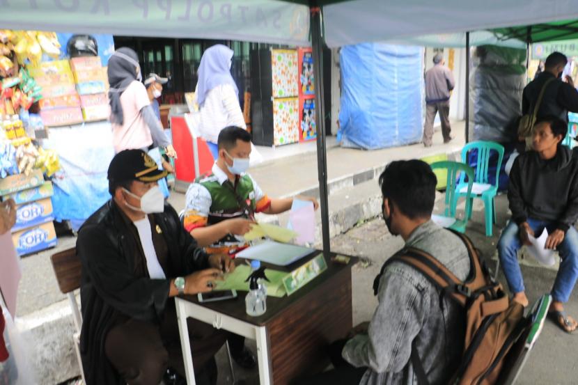Petugas gabungan di Kota Sukabumi mulai memberikan sanksi bagi warga yang tidak menggunakan masker di Jalan Ahmad Yani, Jumat (4/12).