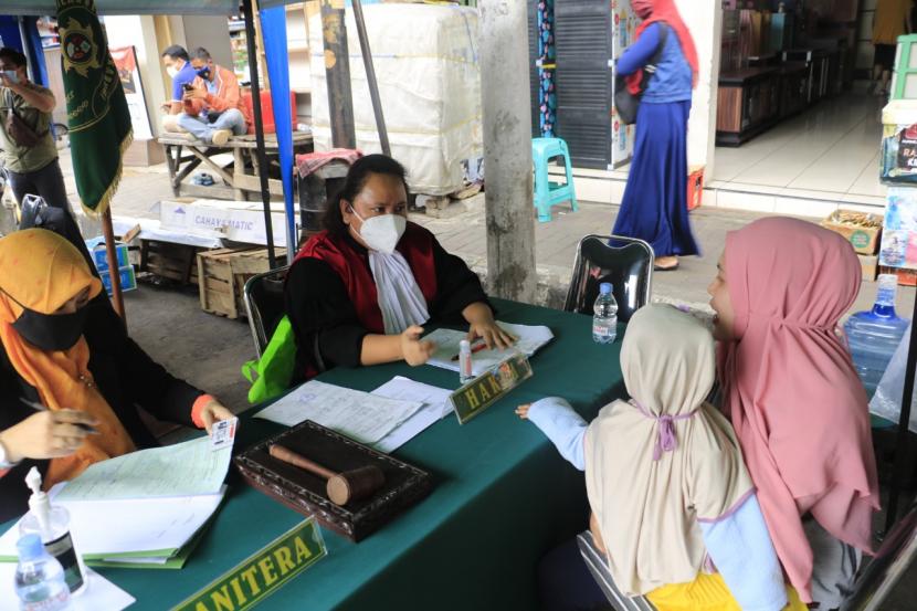 Petugas gabungan di Kota Sukabumi mulai memberikan sanksi bagi warga yang tidak menggunakan masker di Jalan Ahmad Yani, Jumat (4/12