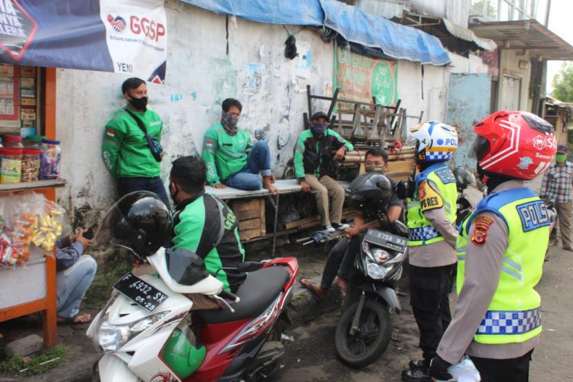 Petugas gabungan di Kota Sukabumi terus menggencarkan operasi yustisi pendisiplinan warga terhadap protokol kesehatan (prokes). Langkah ini dilakukan pasca diterapkannya perpanjangan Pemberlakuan Pembatasan Kegiatan Masyarakat (PPKM) di Kota dan Kabupaten Sukabumi.