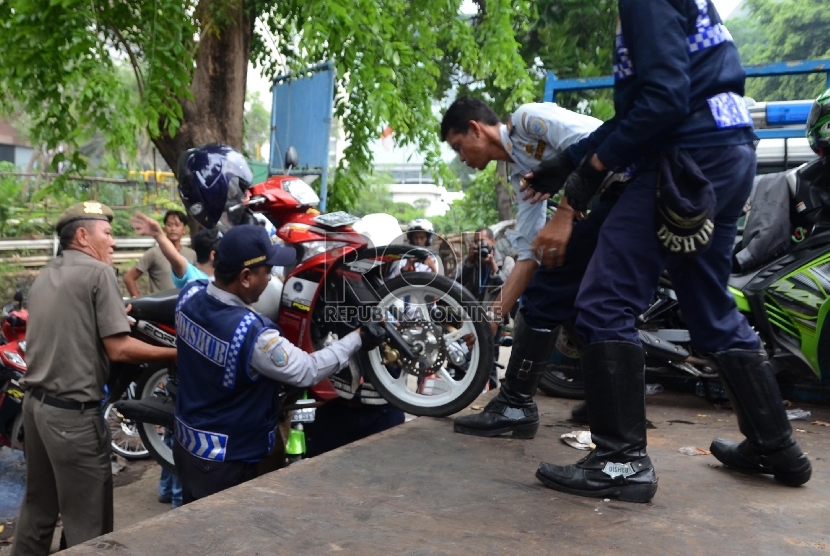Petugas gabungan Dishub, TNI, Polisi, dan Satpol PP melakukan razia parkir liar di kawasan Kebon Kacang, Jakarta Pusat. Ilustrasi. 
