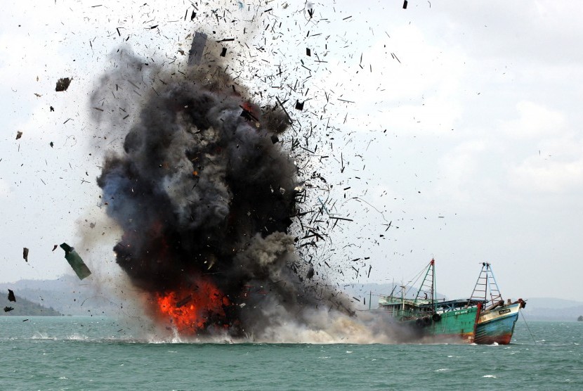 Petugas gabungan Kementerian Kelautan dan Perikanan (KKP) dan TNI AL memusnahkan 10 kapal asing dengan cara ditenggelamkan di Batam, Kepulauan Riau, Senin (22/2). 