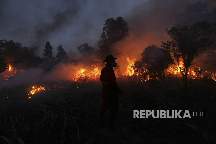 Petugas gabungan Manggala Agni Daops Banyuasin, BPBD Prov Sumsel, BPBD OI, TNI dan Polri melakukan pemadaman kebakaran lahan di Desa Pelabuhan Dalam, Pemulutan, Ogan Ilir (OI), Sumatera Selatan, Jumat (8/4).