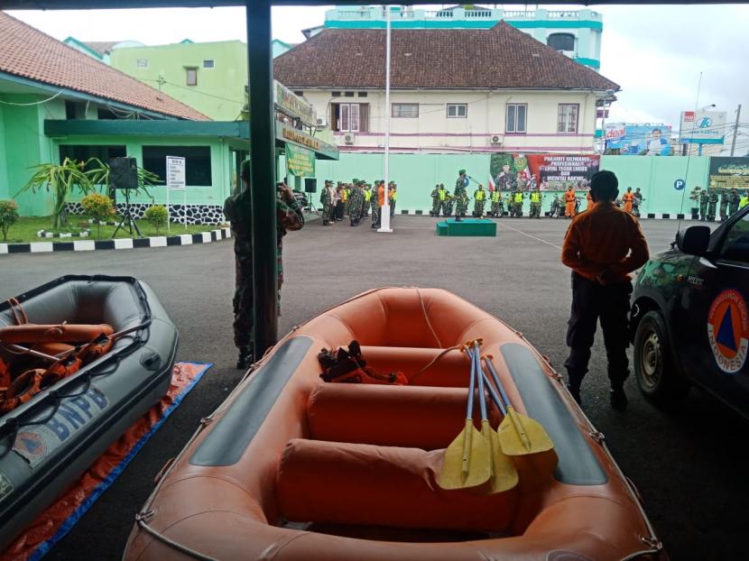 Petugas gabungan melakukan apel kesiapsiagaan bencana di Kodim 0612/Tasikmalaya, Jumat (23/10). 
