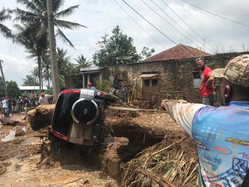 Petugas gabungan melakukan evakuasi di lokasi banjir bandang Desa Pasawahan, Kecamatan Cicurug, Kabupaten Sukabumi, Selasa (22/9)