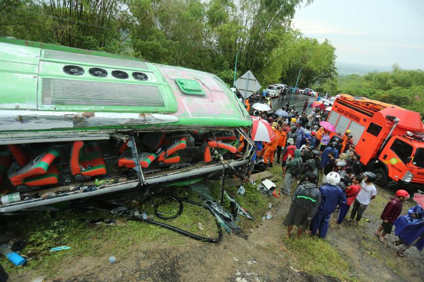 Petugas gabungan melakukan evakuasi korban dari lokasi kecelakaan bus di Imogiri, Bantul, DI Yogyakarta, Ahad (6/2/2022). Hingga Ahad (6/2) malam, petugas kepolisian mencatat sebanyak 13 orang meninggal dunia dalam kecelakaan tersebut. 