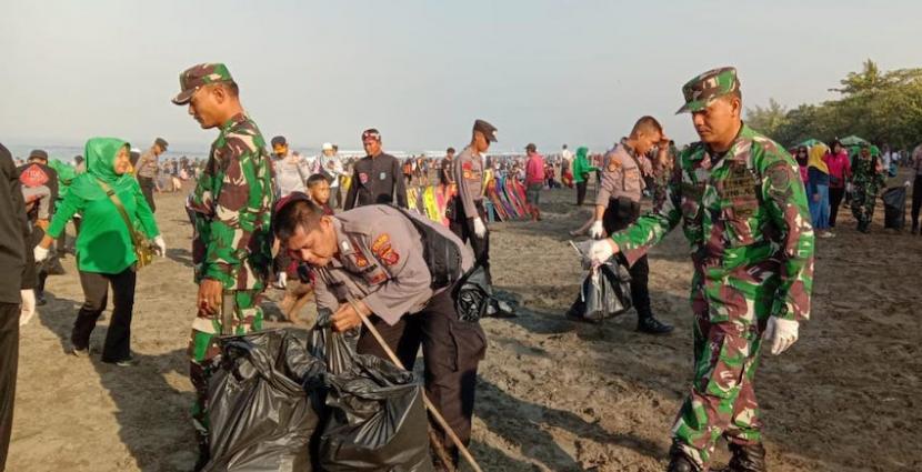 Petugas gabungan melakukan kegiatan bersih-bersih di kawasan wisata Pantai Pangandaran, Kabupaten Pangandaran, Jawa Barat, Ahad (30/4/2023). 