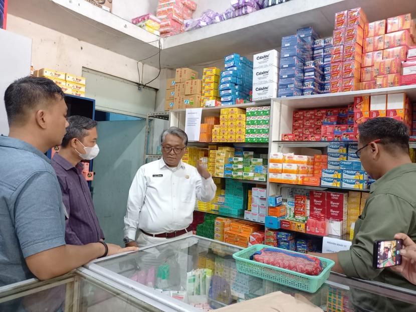 Petugas gabungan melakukan pemantauan dan sosialisasi terkait peredaran obat sirop ke sejumlah apotek di Kota Tasikmalaya, Selasa (25/10/2022). 