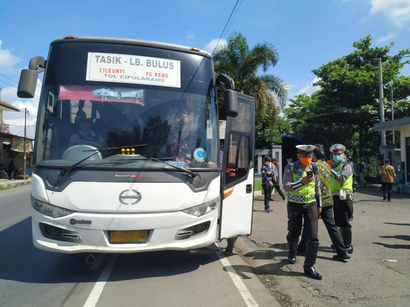 Petugas gabungan melakukan pemeriksaan kepada warga yang masuk Kota Tasikmalaya di wilayah perbatasan, Kecamatan Indihiang, Kota Tasikmalaya, Selasa (31/3). Sejak pembatasan wilayah dilakukan di Kota Tasikmalaya pada Selasa (31/3), jumlah warga yang masuk tercatat dengan baik. Berdasarkan data Gugus Tugas Percepatan Penanganan Covid-19 Kota Tasikmalaya, tercatat sekira 5.000 orang masuk ke Kota Tasikmalaya dalam sehari.